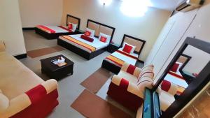 拉合尔Hotel Royal Rose的客房享有空中景致,配有2张床和椅子。