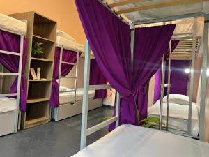 Двох'ярусне ліжко або двоярусні ліжка в номері Amely Hostel