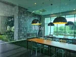 uma sala de jantar com mesa e cadeiras em Sweet Homes at Cybersquare - No Deposit em Cyberjaya