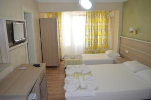 Ένα ή περισσότερα κρεβάτια σε δωμάτιο στο Mostar Hotel