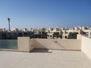 uma vista para uma cidade a partir do telhado de um edifício em Mangroovy 2BR with roof em Hurghada