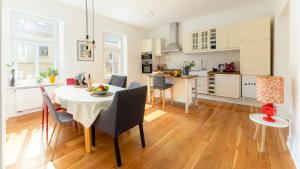 eine Küche und ein Esszimmer mit einem Tisch und Stühlen in der Unterkunft VIDA arty apartment in Ljubljana