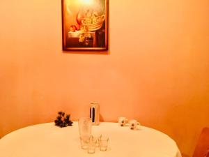 uma mesa com uma toalha de mesa branca e óculos em Private room in Prague Centre em Praga