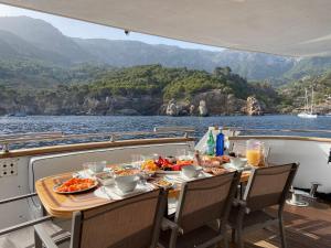 馬貝拉的住宿－Super Yacht Located in Puerto Banus，船上带食物盘的桌子