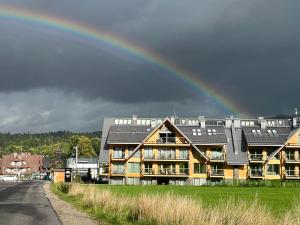 Un arcobaleno nel cielo sopra una casa di ROYAL HILL II a Białka