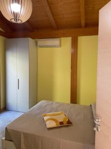 ein Schlafzimmer mit einem Bett mit einem Kissen darauf in der Unterkunft Colleolivi in Serra deʼ Conti