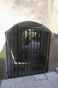 um portão aberto com uma cadeira dentro dele em Apartment Andrijašević-CITY CENTER em Makarska