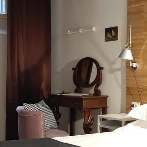 フィレンツェにあるパラッツォ カッポーニのベッドルーム(化粧台、鏡付)