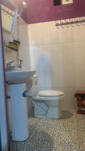 ein Badezimmer mit Toilette und Waschbecken in der Unterkunft Lanh Sapa Homestay in Sa Pa