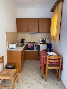Kuchyňa alebo kuchynka v ubytovaní Kyma Hotel