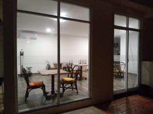 坎昆的住宿－Villas Carlota Cancún，客房设有桌椅和大窗户。
