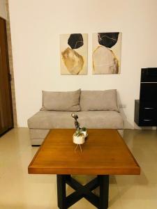 a coffee table in a living room with a couch at Suite Bosque de la Alborada B in Guayaquil