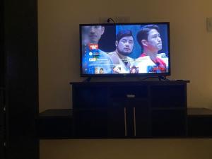 a flat screen tv sitting on top of a cabinet at Suite Bosque de la Alborada B in Guayaquil