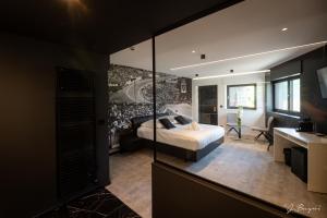 TV a/nebo společenská místnost v ubytování Les Thermes de Spa by La Cour de la Reine Hôtel, Suites & accès gratuit au centre thermal