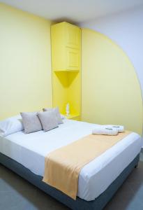 sypialnia z dużym łóżkiem i łukowym sufitem w obiekcie Hotel Chromatic w mieście Guatapé