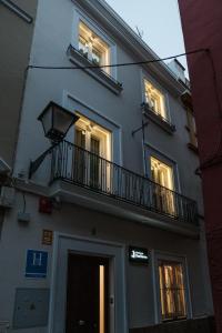 un edificio con balcón con luces encendidas en Sevilla DosTorres en Sevilla