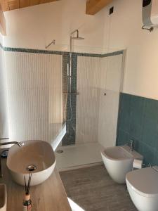 ein Badezimmer mit einem Waschbecken, einer Badewanne und einem WC in der Unterkunft Colleolivi in Serra deʼ Conti