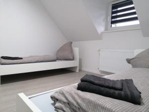 赫內的住宿－estrella24 LIVING ROOMS Chita，白色的客房设有两张床和窗户。