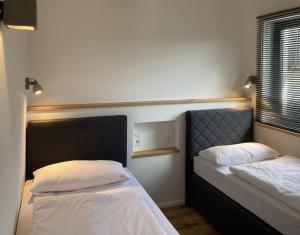 Pokój z 2 łóżkami i oknem w obiekcie Filder-Appartements w mieście Filderstadt