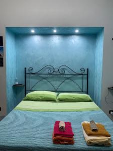 sypialnia z łóżkiem z ręcznikami w obiekcie BLUE SEA w mieście Roccella Ionica