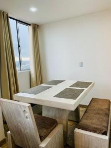 a room with a bed and a table and a chair at Alquiler Apartamento en Bogotá cerca al aeropuerto-Colibri Dorado in Bogotá