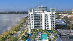 een luchtzicht op een groot wit gebouw naast het water bij The Edge in West Palm Beach