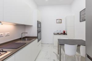 A kitchen or kitchenette at Aqua Claudia and Anio Novus Apartments