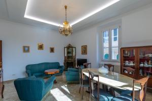 A seating area at Aqua Claudia and Anio Novus Apartments