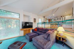 - un salon avec un canapé et une télévision dans l'établissement The Choli House, à Crescent City