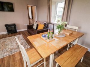 salon z drewnianym stołem i krzesłami w obiekcie Rose Cottage w mieście Omagh +9 zdjęć