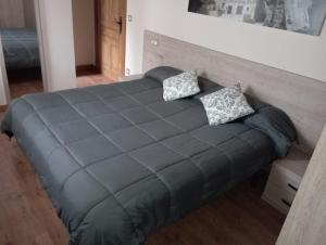 Łóżko lub łóżka w pokoju w obiekcie Hotel Rural Rio Molinar