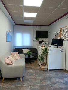 salon z kanapą i lodówką w obiekcie Hotel Rural Rio Molinar w mieście Ranera