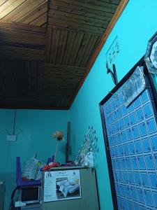 een kamer met een blauwe muur en een koelkast bij BERNKISH HOMES in Nakuru