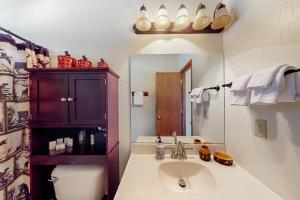 Et badeværelse på Wishing Well Cabin + 25 billeder