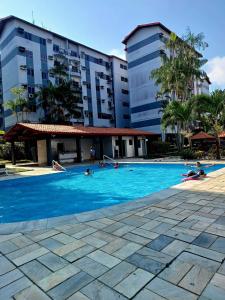 une piscine en face d'un bâtiment dans l'établissement Apartamento Compartilhado, com 02 Quartos, sendo 01 suíte, à Manaus