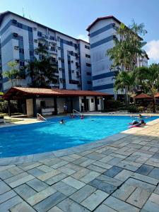 a swimming pool in front of a building at Apartamento Compartilhado, com 02 Quartos, sendo 01 suíte in Manaus