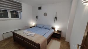 een kleine slaapkamer met een bed en een raam bij Ski lift apartman dm Brzeće in Brzeće
