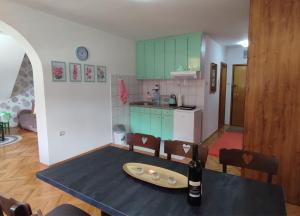 Η κουζίνα ή μικρή κουζίνα στο Ski lift apartman dm Brzeće