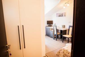 Televízia a/alebo spoločenská miestnosť v ubytovaní Gabi Rooms & Studio Apartment
