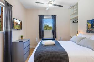 フォート・ローダーデールにあるAzure - Mins to Las Olas & Beachのベッドルーム1室(ベッド1台、デスク、窓付)