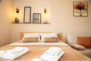 1 dormitorio con 2 camas y toallas. en Apartments Bogojevic en Ulcinj