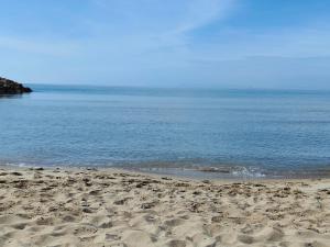 einen Sandstrand mit Meerblick in der Unterkunft Mobil-home in Valras-Plage