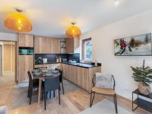 Kuchyňa alebo kuchynka v ubytovaní Appartement familial skis aux pieds à Courchevel - 6 personnes, confort moderne - FR-1-563-109