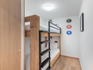 Poschodová posteľ alebo postele v izbe v ubytovaní Appartement familial skis aux pieds à Courchevel - 6 personnes, confort moderne - FR-1-563-109