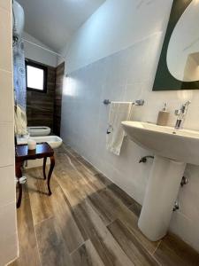 ein Bad mit einem Waschbecken und einem WC in der Unterkunft Antica dimora Don Pierino-CILENTO in Roccagloriosa