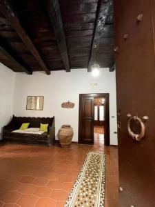 ein Wohnzimmer mit einem Sofa und einem Tisch in der Unterkunft Antica dimora Don Pierino-CILENTO in Roccagloriosa