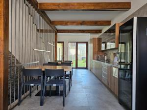 巴甫洛夫的住宿－Winifera Penzion，厨房配有木桌和椅子