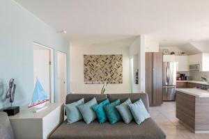 uma sala de estar com um sofá com almofadas azuis em Villa Alberca Privada 10 pax em Cabo San Lucas