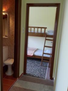 Habitación con 2 literas y baño. en Hotel Prinos en Prínos