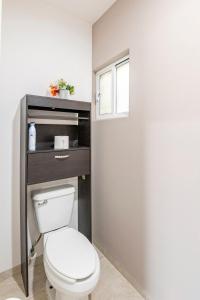 uma casa de banho com um WC branco e uma mesa em Villa Alberca Privada 10 pax em Cabo San Lucas